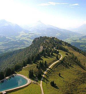 Ausblick auf Sommerliche Berglandschaft mit Bergsee